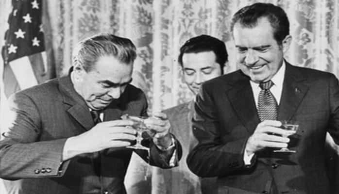Niksonu Kiyevə aparası təyyarənin xarab mühərriki, onun Brejnevlə zarafatı... – Tarixi səfərin bir epizodu