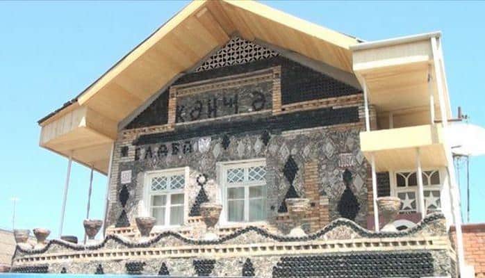 Знаменитый Бутылочный дом в Гяндже ремонтируется