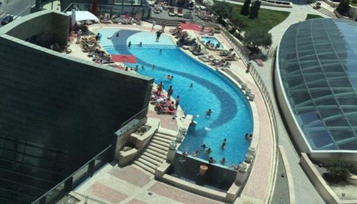 "Fairmont Baku" oteli açıq hava hovuzunu bağlayıb üzr istədi — AÇIQLAMA