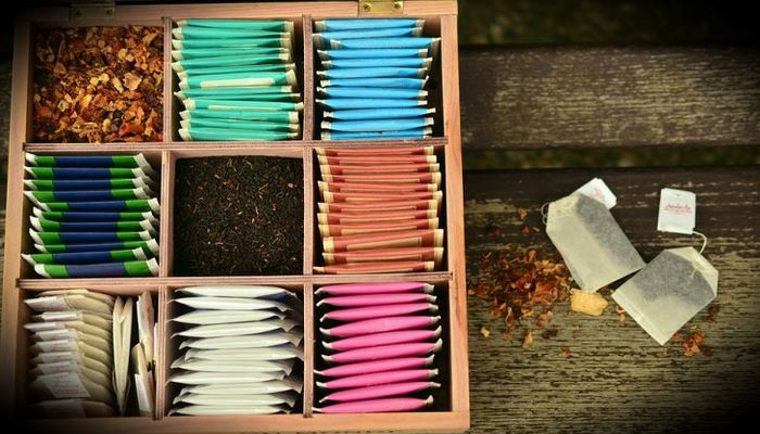 Как можно применить использованные чайные пакетики в быту: 8 лайфхаков