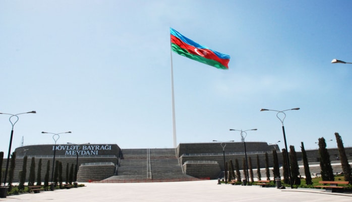 Üç rəngli bayrağınla məsud yaşa!...