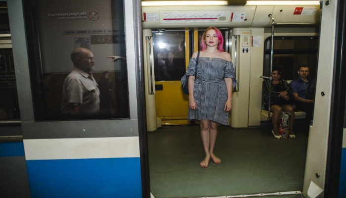 İnanılmaz çılğınlıq: Metroda ayaqyalın gəzirlər