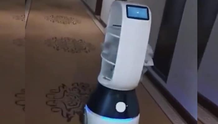 Çində ölümcül virusdan qorunmaq üçün unikal yol: Yeməkləri robotlar daşıyır