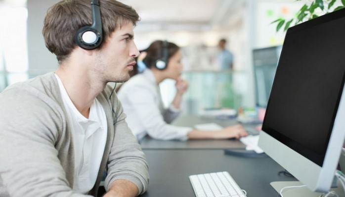 Almaniyada iş yerində musiqi dinləmək olarmı?