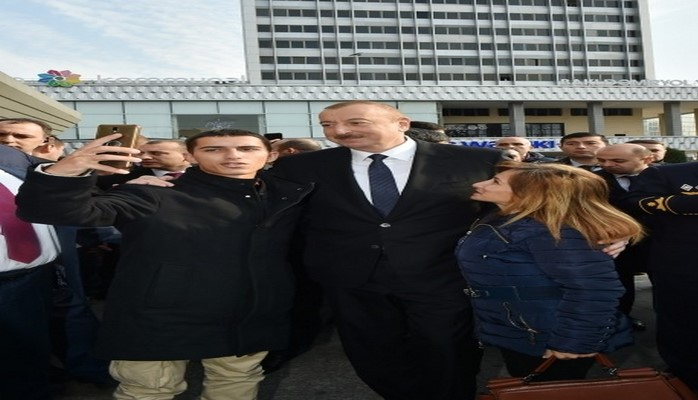 Президент Ильхам Алиев побеседовал с жителями столицы