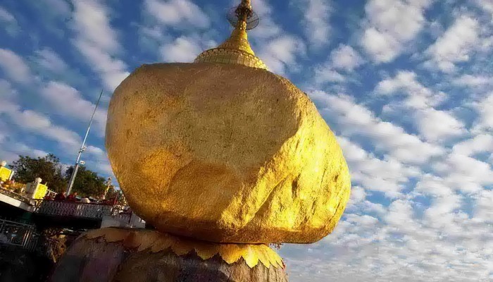 Fizika qanunlarına zidd olaraq 2500 ildir ki düşməyən qızıl daş