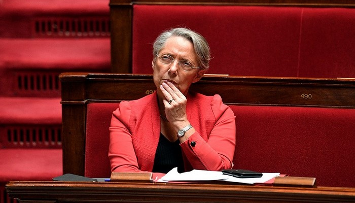 Fransada baş nazir hökumətin səhv sosial proqnozlarını ört-basdır edir