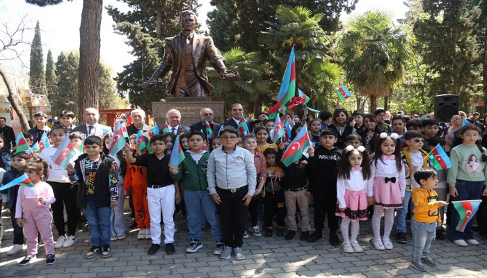 Gəncədə bəstəkar Qəmbər Hüseynlinin xatirəsi anılıb, məzarüstü abidəsinin ətrafında salınan yeni parkın açılışı olub