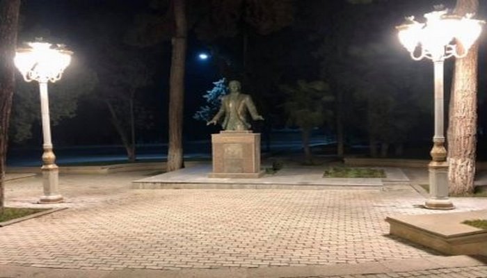 Gəncədə Qəmbər Hüseynlinin qəbri və abidəsi işıqlandırıldı