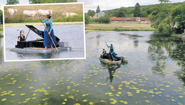 Gölün ortasında konsert verdilər