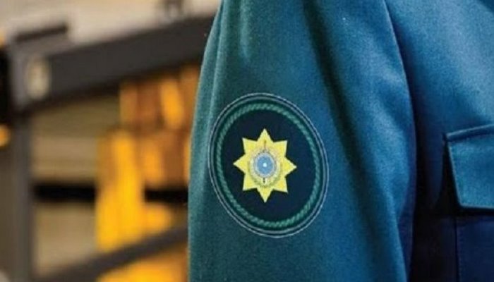 “Gömrükçü” külli miqdarda pulu mənimsədi: Həbs edildi