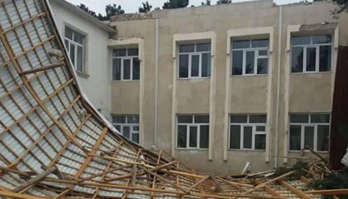 Güclü külək bir sıra bağça və məktəblərin dam örtüyünü sıradan çıxarıb, pəncərələrin şüşələri sınıb