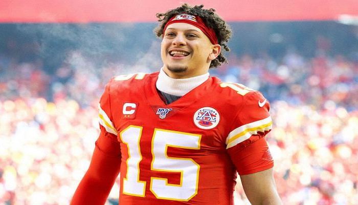 Игрок клуба НФЛ "Канзас-Сити" Махоумс подписал самый крупный контракт в истории спорта