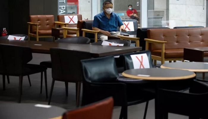 İki saat kafede oturdu, 56 kişiye virüs bulaştırdı!
