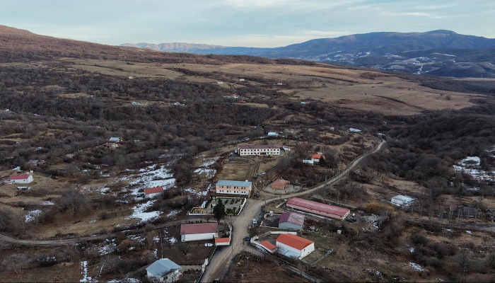 İlham Əliyev Ağdərə rayonunun Çapar kəndində görülmüş işlərlə tanış olub