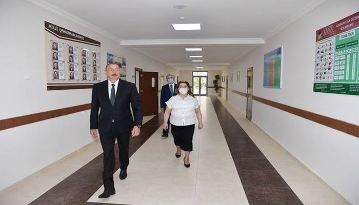 İlham Əliyev Bakıda 251 nömrəli məktəbin yeni korpusunun açılışında iştirak edib