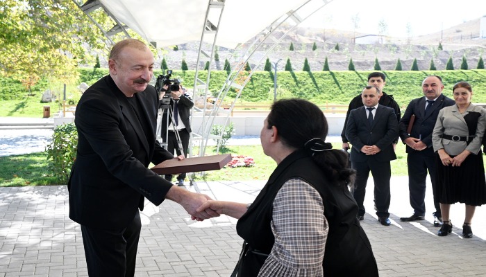 İlham Əliyev Cəbrayılın Horovlu kəndinin sakinlərinə mənzillərin açarlarını təqdim edib