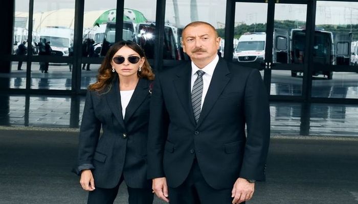 İlham Əliyev və Mehriban Əliyeva yeni təcili tibbi yardım maşınları ilə tanış olublar