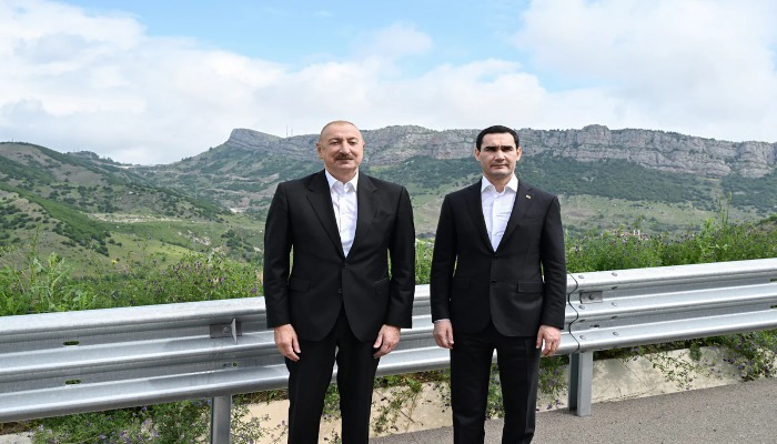 İlham Əliyev və Sərdar Berdiməhəmmədov Daşaltı kəndinin fonunda şəkil çəkdiriblər - FOTO