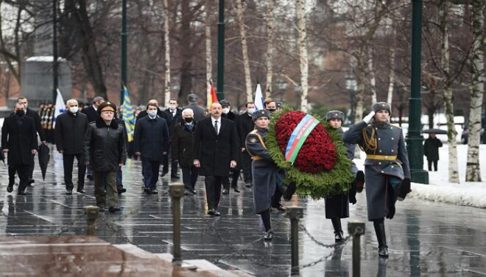 Prezident Moskvada naməlum əsgərin məzarını ziyarət etdi