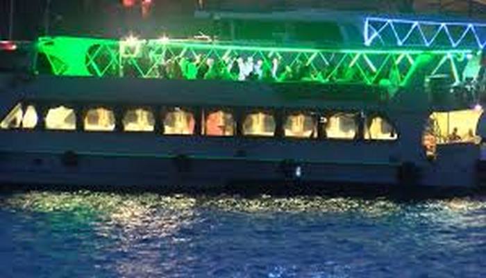 İstanbul... Umurlarında değil!.. Bu kez teknede!