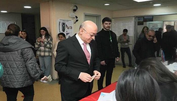 Kəmaləddin Heydərov prezident seçkisində səs verdi