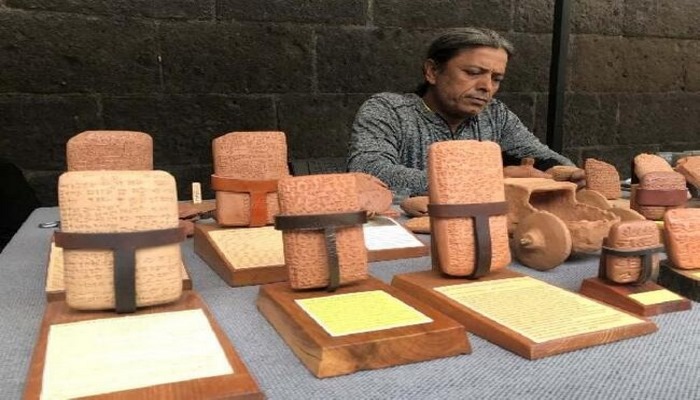 Kil tabletlerin çamurdan yapılan replikaları hediyelik eşya olarak satılıyor