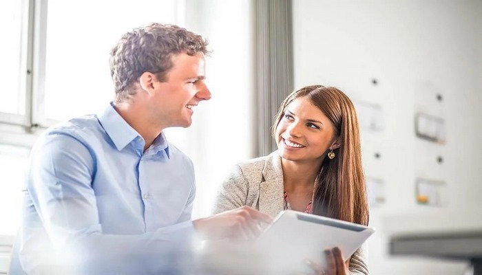 Kişiyə marağı olduğunu bildirən qadın işarələri