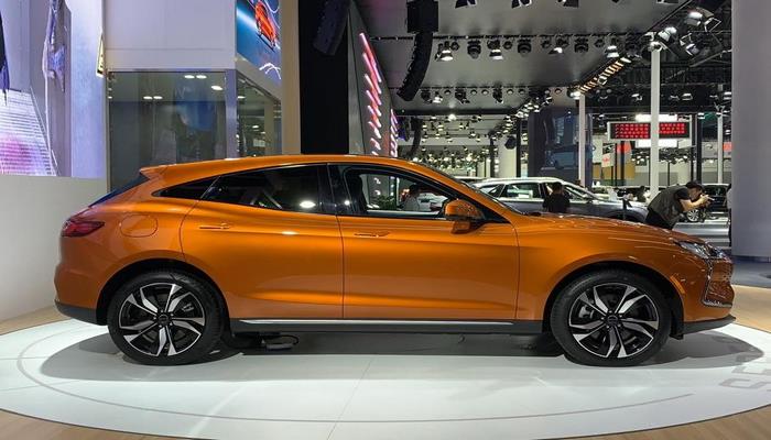 Китайский 694-сильный кроссовер оказался в четыре раза дешевле Porsche Cayenne S