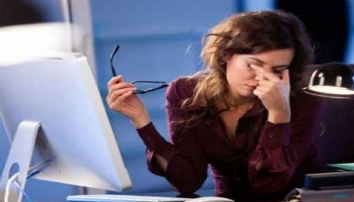 Kompüter qarşısında çox oturmaq gözün nəmliyini qurudur