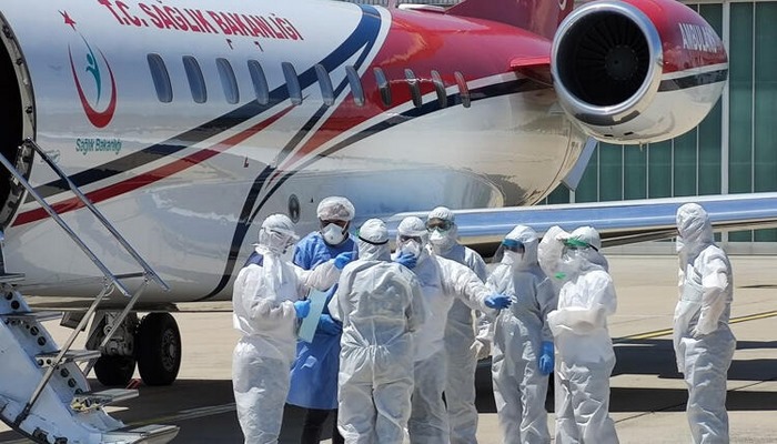 Koronavirüs hastalarını getiren ambulans uçak Atatürk Havalimanı'na indi
