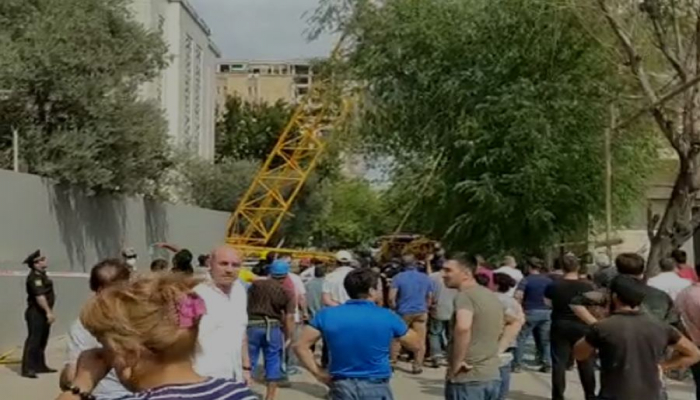 В Баку строительный кран упал на жилое здание