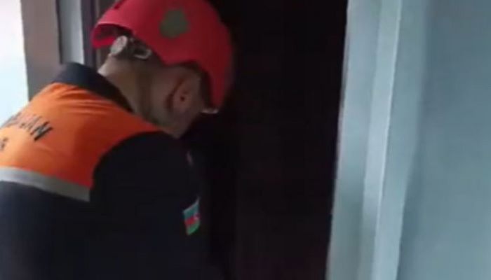 Liftdə köməksiz vəziyyətdə qalan azyaşlı xilas edildi - VİDEO