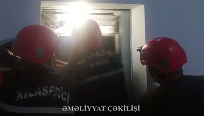 Liftdə qalan uşaqlar belə çıxarıldı