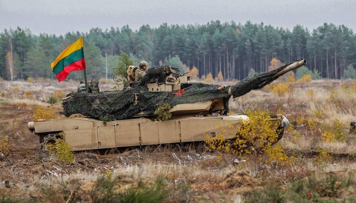 Litva sakinləri ölkədə tank istehsalına sərmayə qoymağa çağırıblar