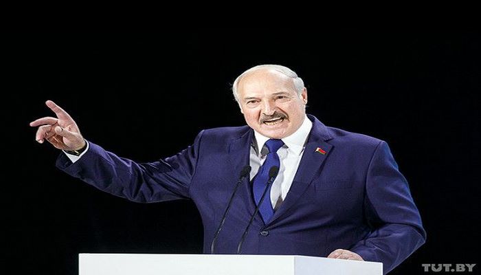 Lukaşenko helikopterdə görüntüləndi: Əynində zirehli geyim, əlində avtomat