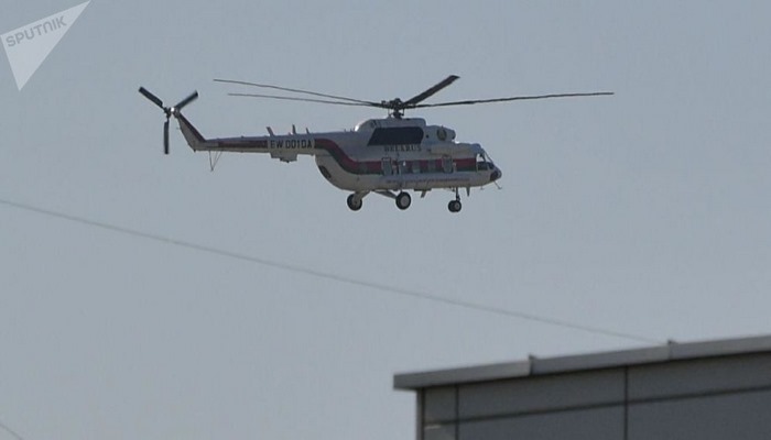 Лукашенко прибыл к месту митинга: президент вышел из вертолета с автоматом в руках