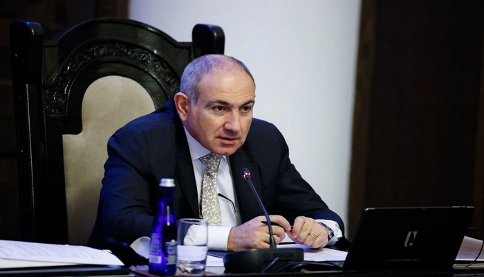 Makron Paşinyanla görüşüb