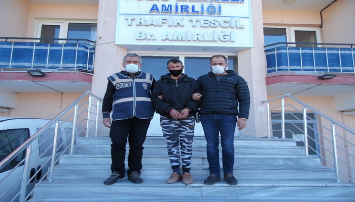 Manisa'nın Demirci ilçesinde bir kamu binası, işyerleri ve ikametgahlara girerek soygun yapan bir kişi tutuklandı.