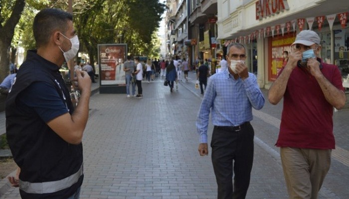 Maskeler çenede, virüs bayramda