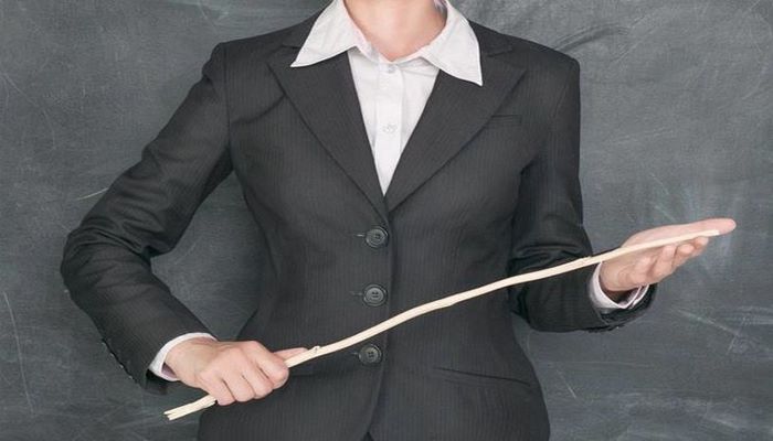 Məhkəmə məktəbdə xadiməni döyən müəllimlə bağlı qərar verdi