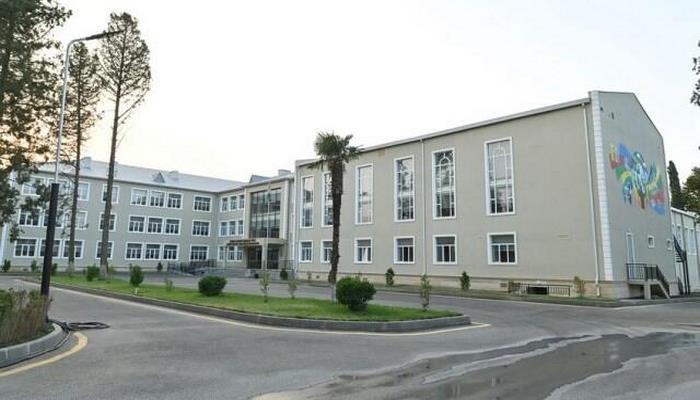 Məktəbin qarşısında 7 yaşlı uşağı maşın vurub öldürdü