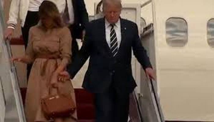 Melania, Trump’ın elini yine tutmadı