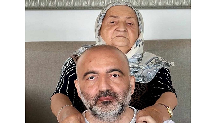 Mübariz Mənsimovdan anasına doğum günü təbriki...