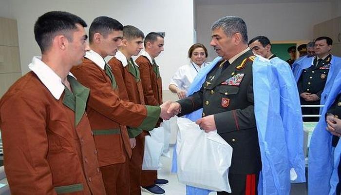 Nazir müalicə olunan hərbçiləri ziyarət etdi