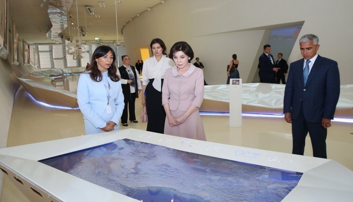 Özbəkistan Prezidentinin xanımı Heydər Əliyev Mərkəzi ilə tanış olub