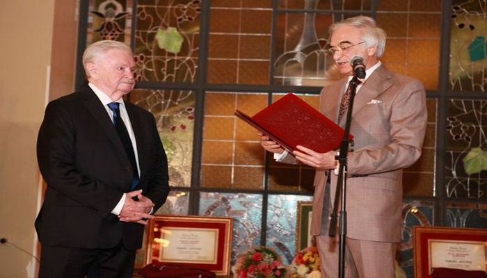 Polad Bülbüloğlu rusiyalı yazıçıya “Dostluq” ordenini təqdim edib