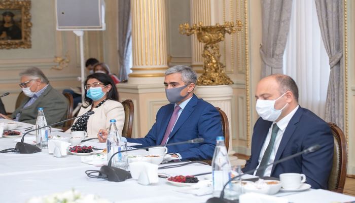 Помощник Президента Азербайджана провел встречу с группой известных деятелей культуры и искусства
