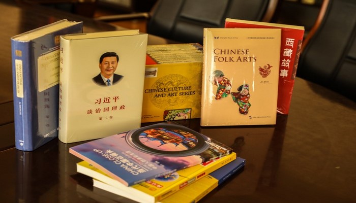 Посольство Китая передало научной библиотеке БГУ 248 книг