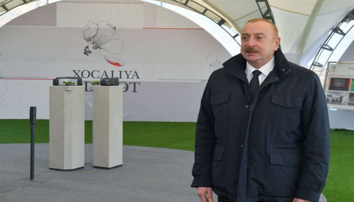 Prezident İlham Əliyev Xocalı soyqırımı qurbanlarının xatirəsini bir dəqiqəlik sükutla yad edib